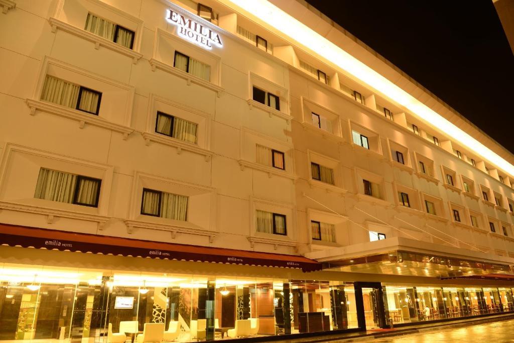 Emilia Hotel By Amazing - Palembang Extérieur photo