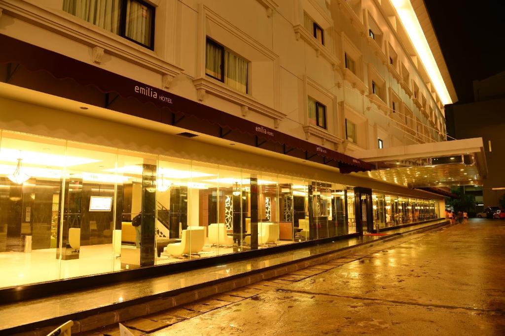 Emilia Hotel By Amazing - Palembang Extérieur photo
