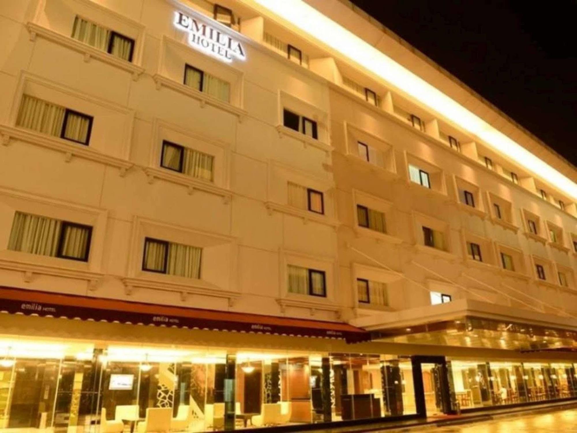 Emilia Hotel By Amazing - Palembang Extérieur photo